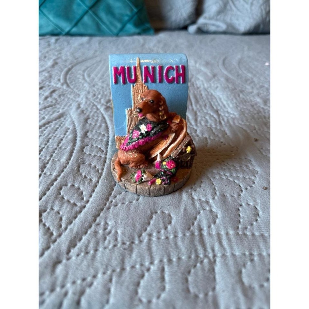Vintage Y2K Munich Dachshund figurine from Icing